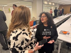 Diana Fuentes (right) chats with Tara Puckey, director of Radio Television Digital News Association, March 15 at a FOI brainstorming convening as part of Sunshine Fest.